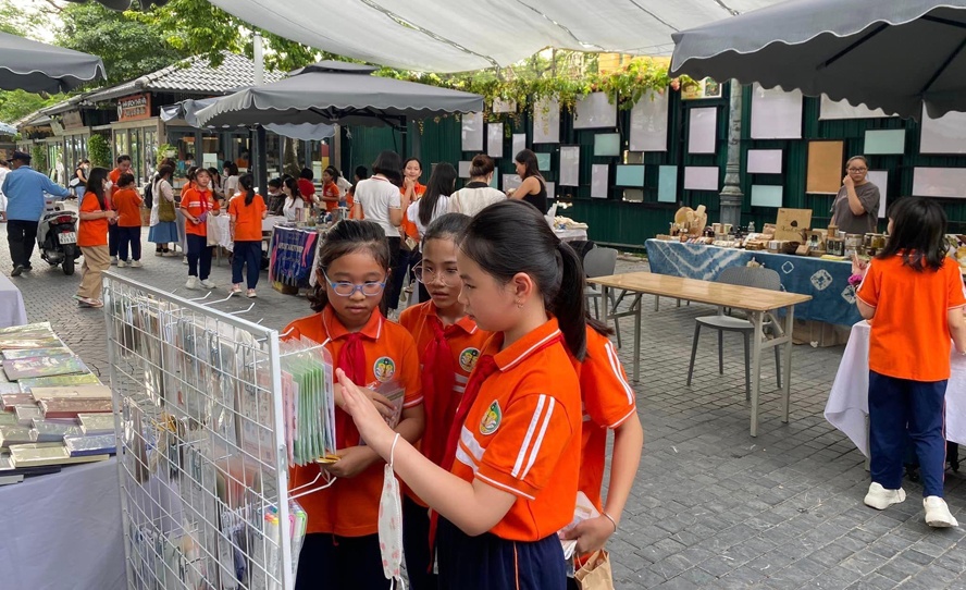 Hap dan 'Pho sach thang 10' hinh anh