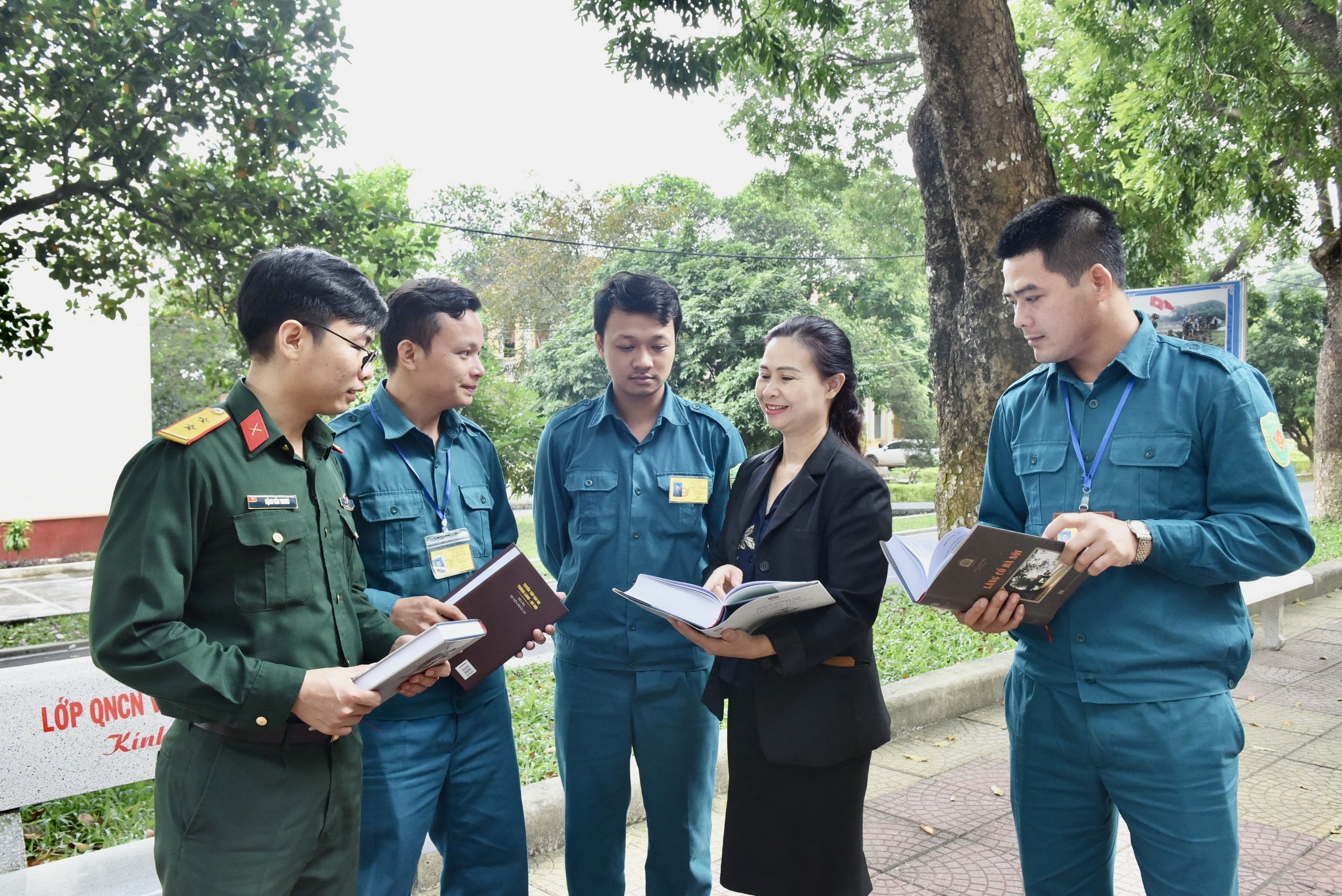 Tiep nhan 'Tu sach Thang Long ngan nam van hien' hinh anh