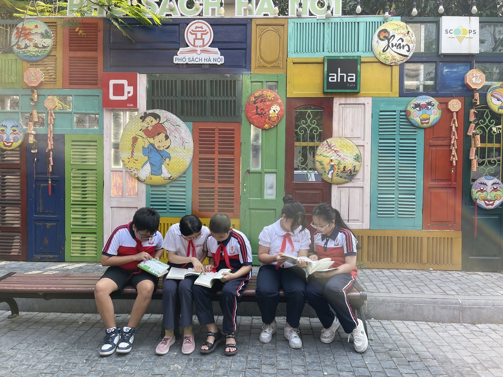 De Pho sach tro thanh dia chi van hoa dang den cua Ha Noi hinh anh