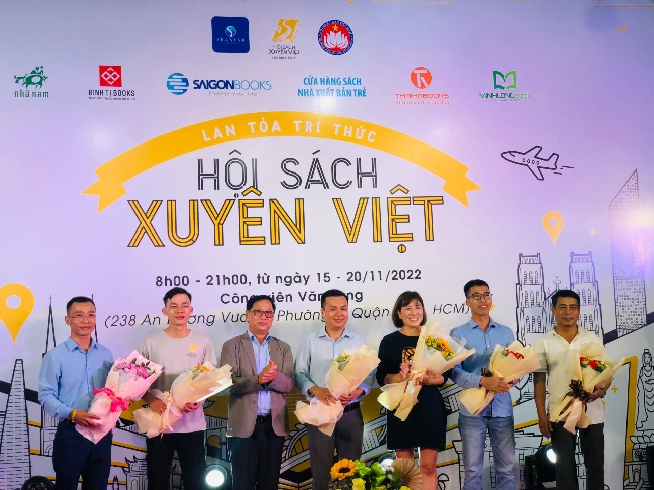 Soi dong Hoi sach xuyen Viet mung ngay Nha giao Viet Nam hinh anh