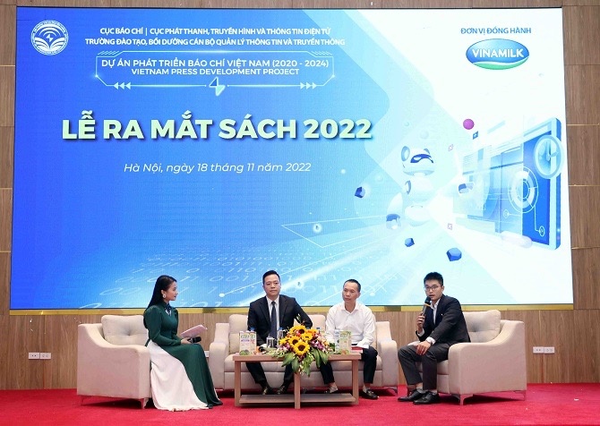 Ra mat sach bao chi anh 1