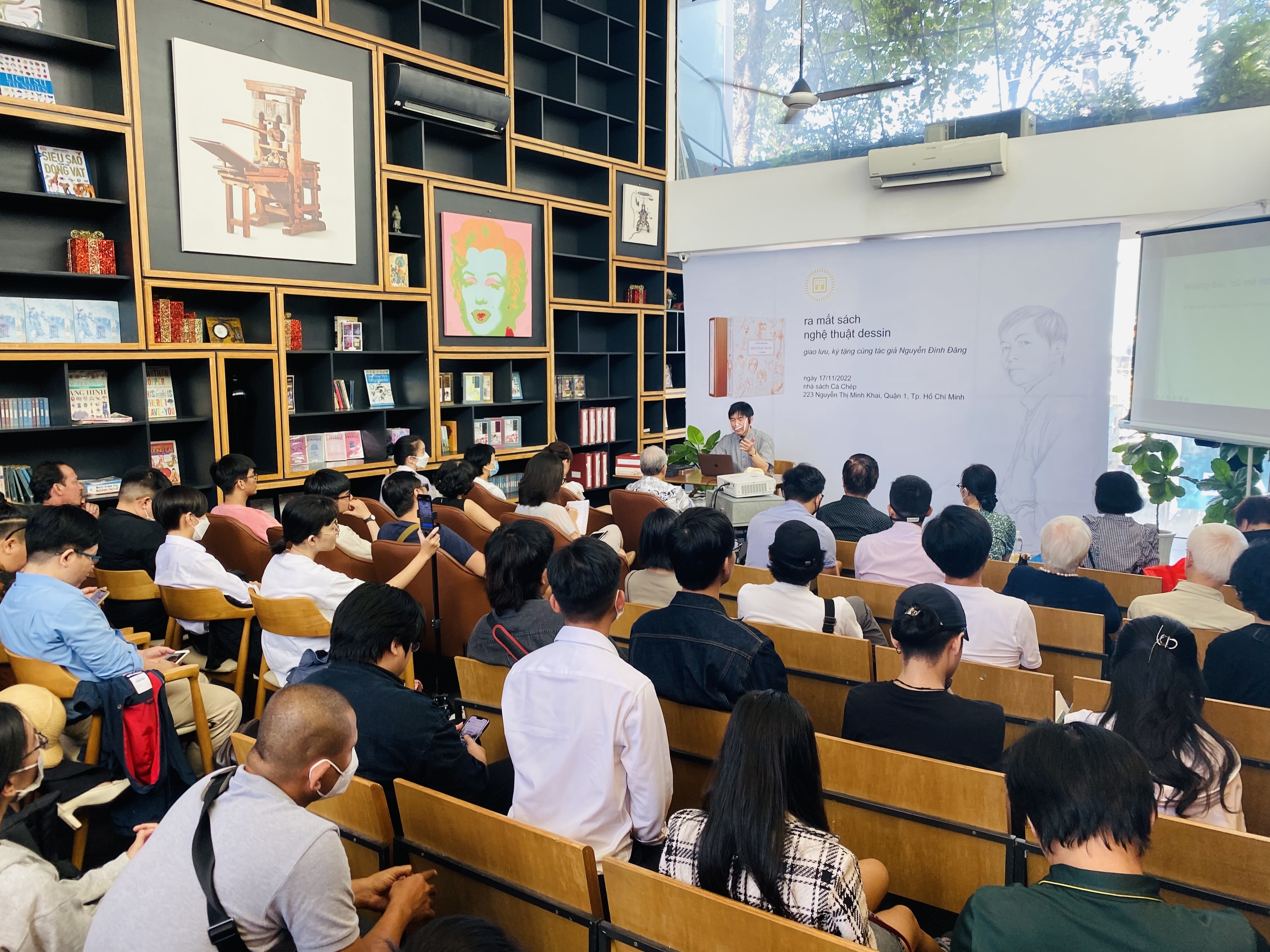 Hoa si Nguyen Dinh Dang ve nuoc ra mat sach 'Nghe thuat dessin' hinh anh