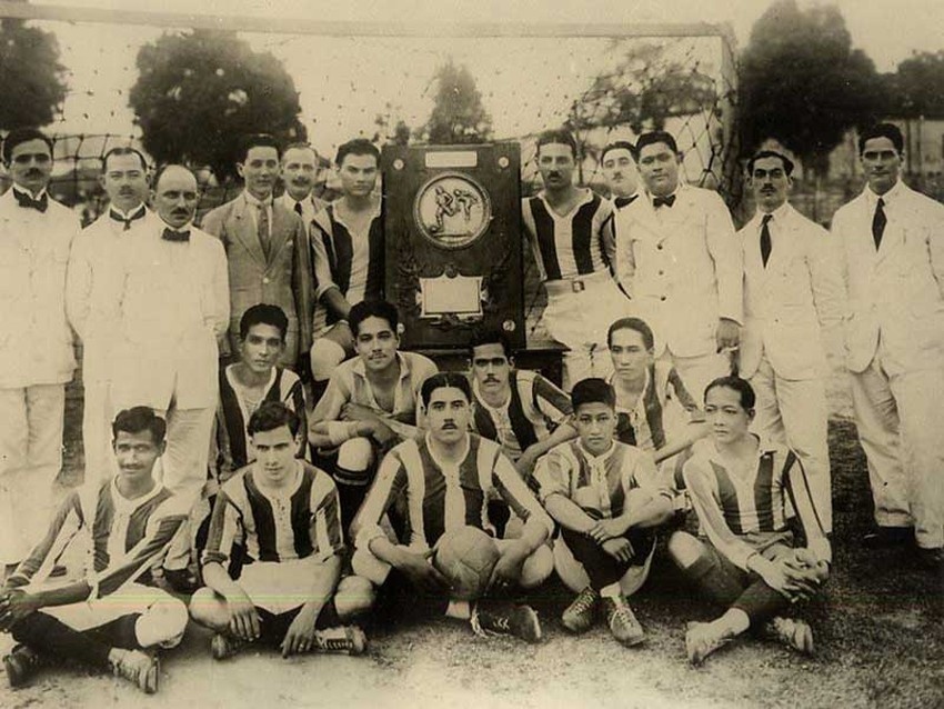 Nhung doi bong va tran dau dau tien o Viet Nam hinh anh