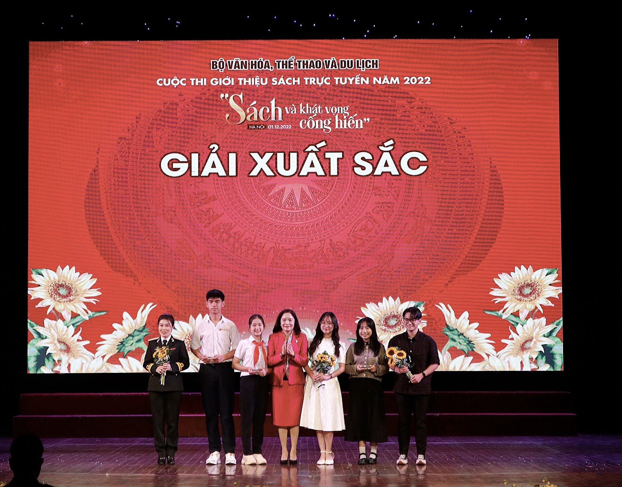 Trao giai cuoc thi 'Gioi thieu sach truc tuyen 2022' hinh anh