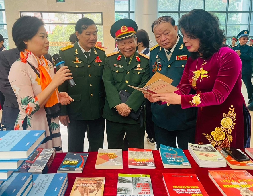 'Vang mai ban hung ca Ha Noi - Dien Bien Phu tren khong' hinh anh