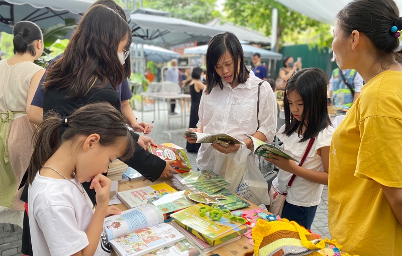 'Kich cau' doc sach tu nhung phien cho hinh anh