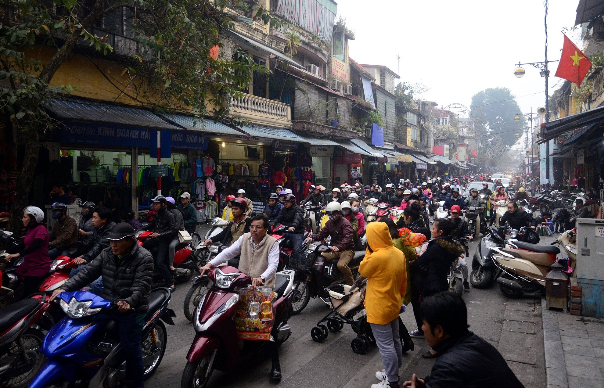 Buon hang di Dong Au dau 1990 nhieu nha pho co phat len chua tung thay hinh anh