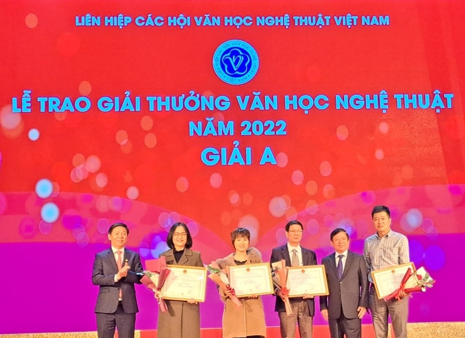 Trao giai thuong Van hoc nghe thuat 2022 hinh anh