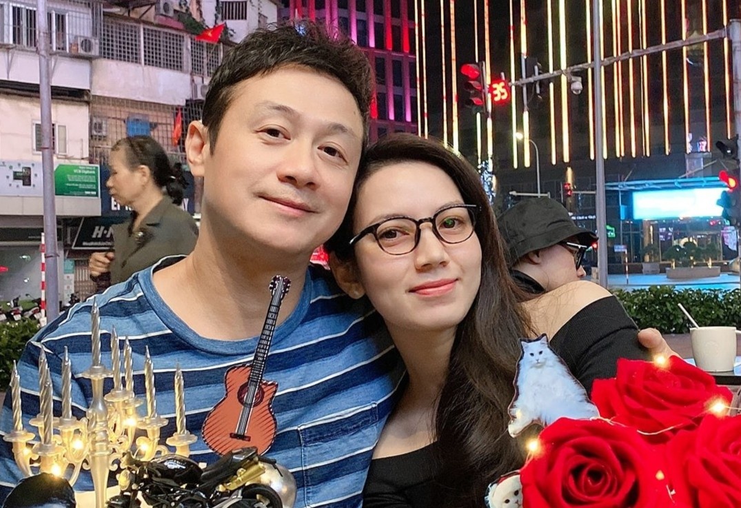 MC Anh Tuan va vo tre don con gai chao doi mong 2 Tet hinh anh