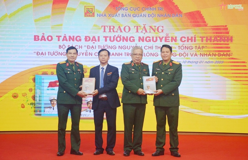 Trao hai dau sach tang Bao tang Dai tuong Nguyen Chi Thanh hinh anh