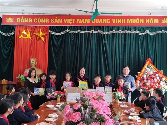 'Cung ban doc sach' huong ung 'Xuan doan ket - Tet bien cuong' hinh anh