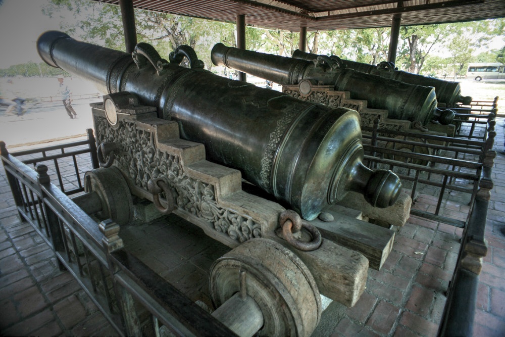 Bieu tuong mua xuan tren co vat cua trieu Nguyen hinh anh