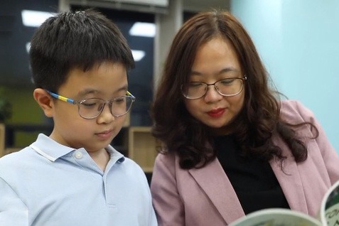 Cau be 10 tuoi dich hang chuc dau sach ban chay hinh anh