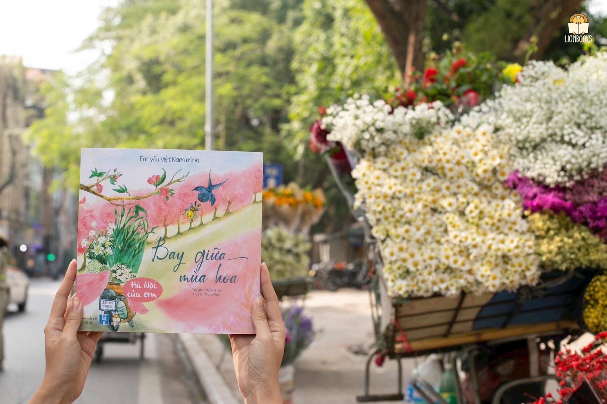 Bay giua mua hoa anh 1