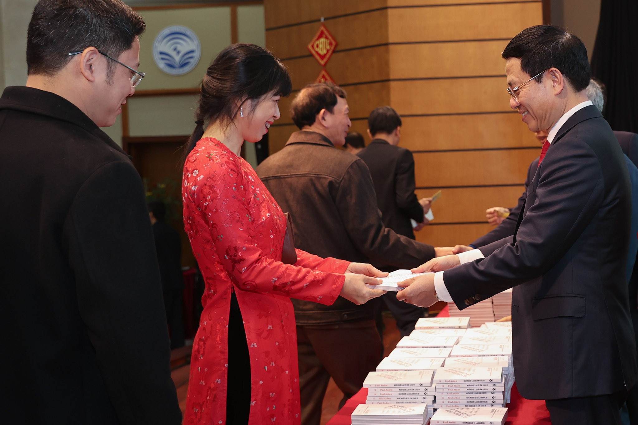 Tang sach - hoat dong y nghia dau nam moi cua Bo TT&TT hinh anh