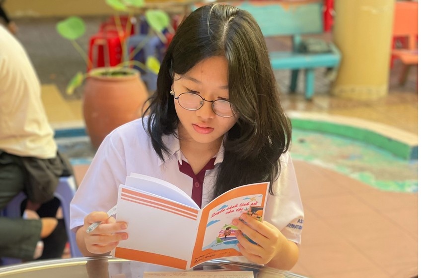 Hoc sinh o TP.HCM thi thiet ke 'Quyen sach lich su cua toi' hinh anh