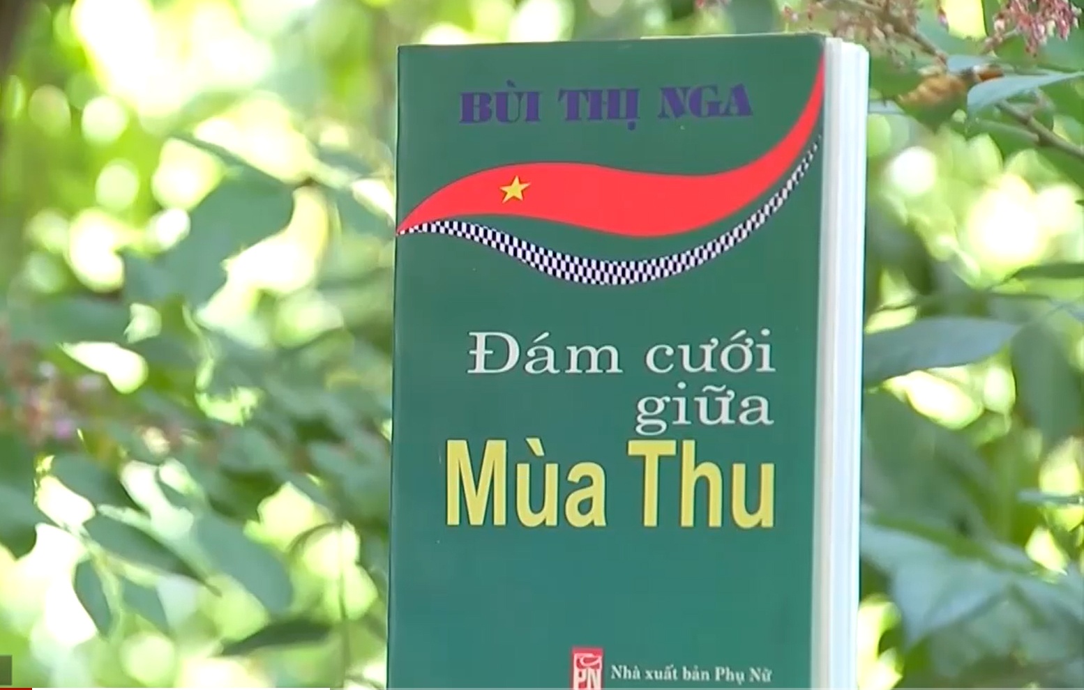 Dam cuoi giua mua thu - Tac pham tu trai tim cua nguoi phu nu hinh anh