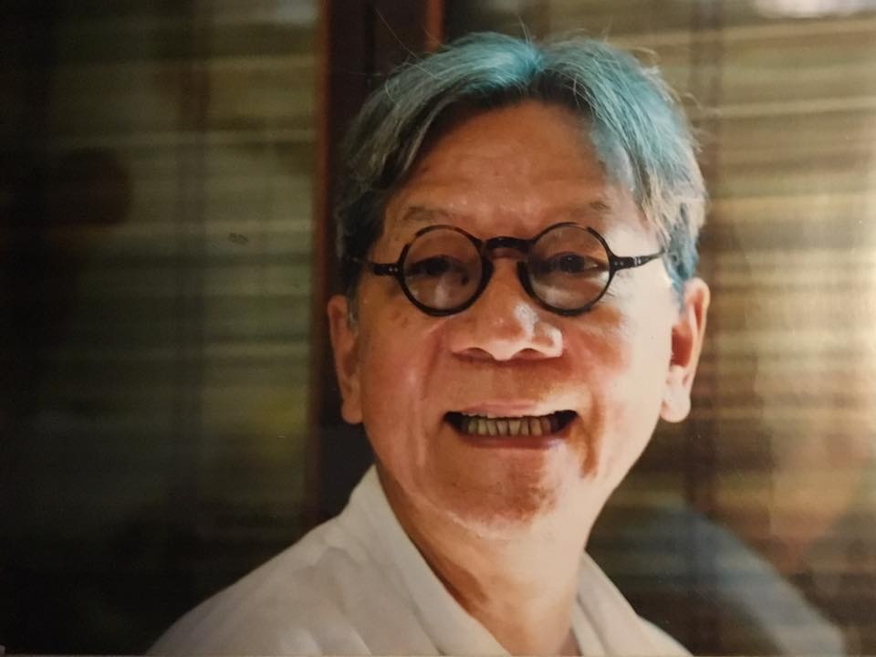 Nhac si Hoang Van va chiec cau thang go cu trong ngoi nha co hinh anh