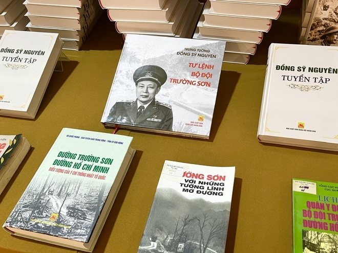 Bo sach nhin lai cuoc doi co Tu lenh Bo doi Truong Son huyen thoai hinh anh