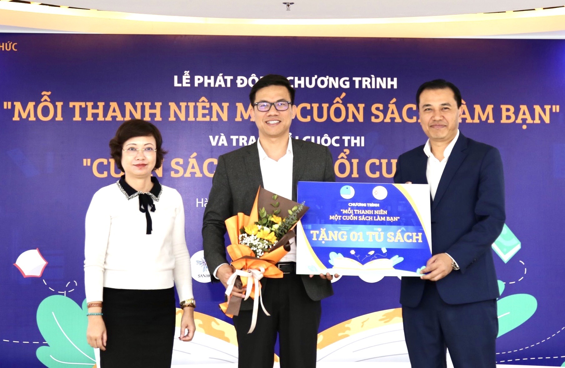 Phat dong chuong trinh 'Moi thanh nien mot cuon sach lam ban' nam 2023 hinh anh