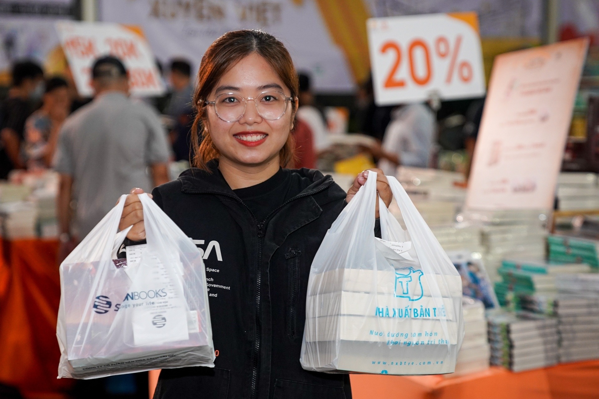 Gioi thieu hon 15.000 tua sach tai Hoi sach xuyen Viet hinh anh