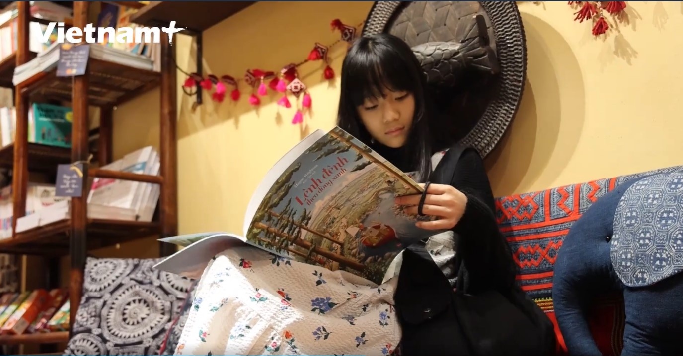 Kham pha tiem sach tu tra tien dau tien tai Ha Noi hinh anh