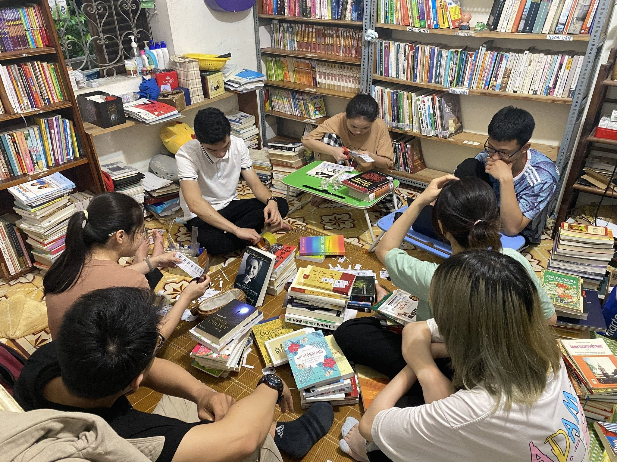 Lan toa van hoa doc, khong de sach nam im tren gia hinh anh