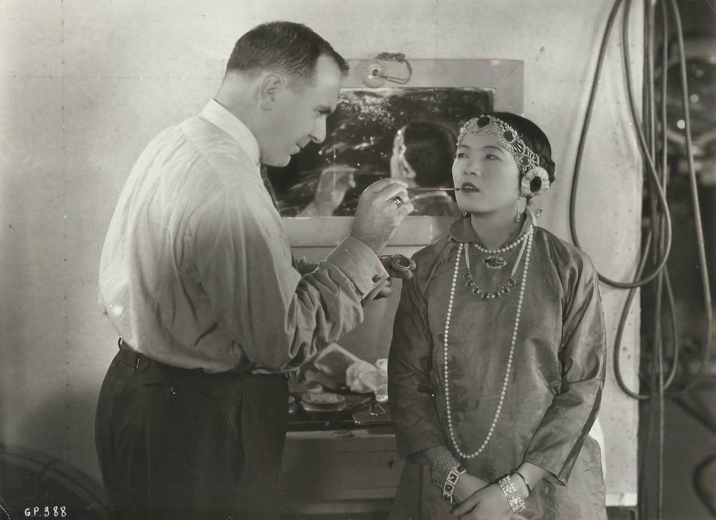 Buoc ngoat dua con gai Hum Thieng Yen The den voi dien anh hinh anh