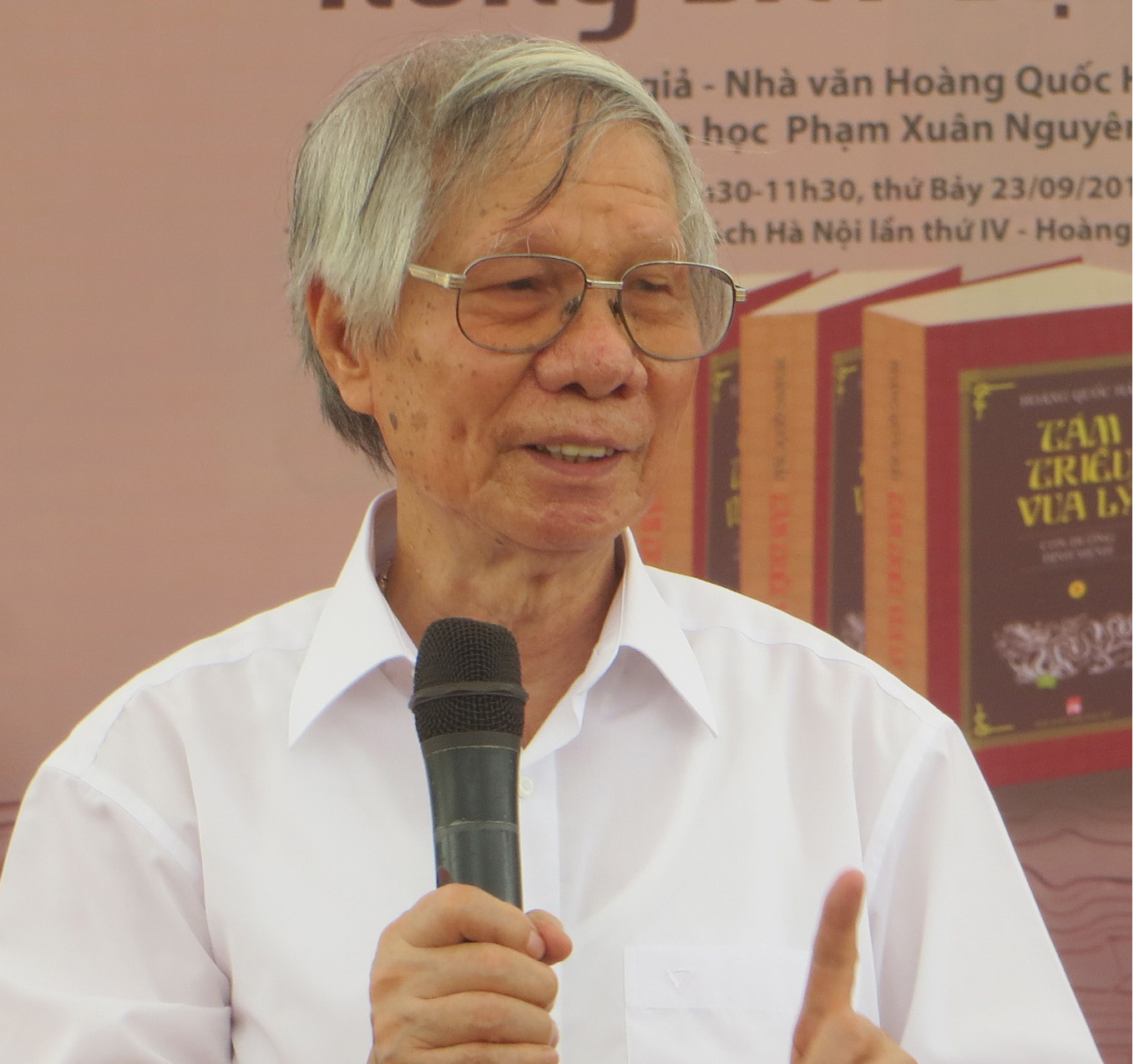 Nha van Hoang Quoc Hai anh 1