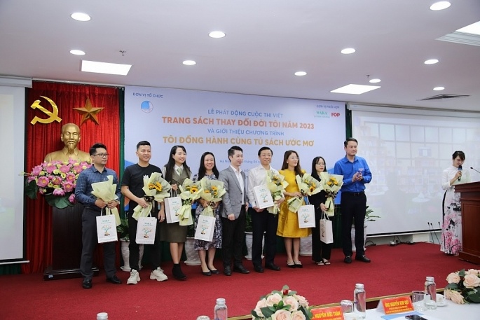 Phat dong cuoc thi viet 'Trang sach thay doi doi toi' nam 2023 hinh anh