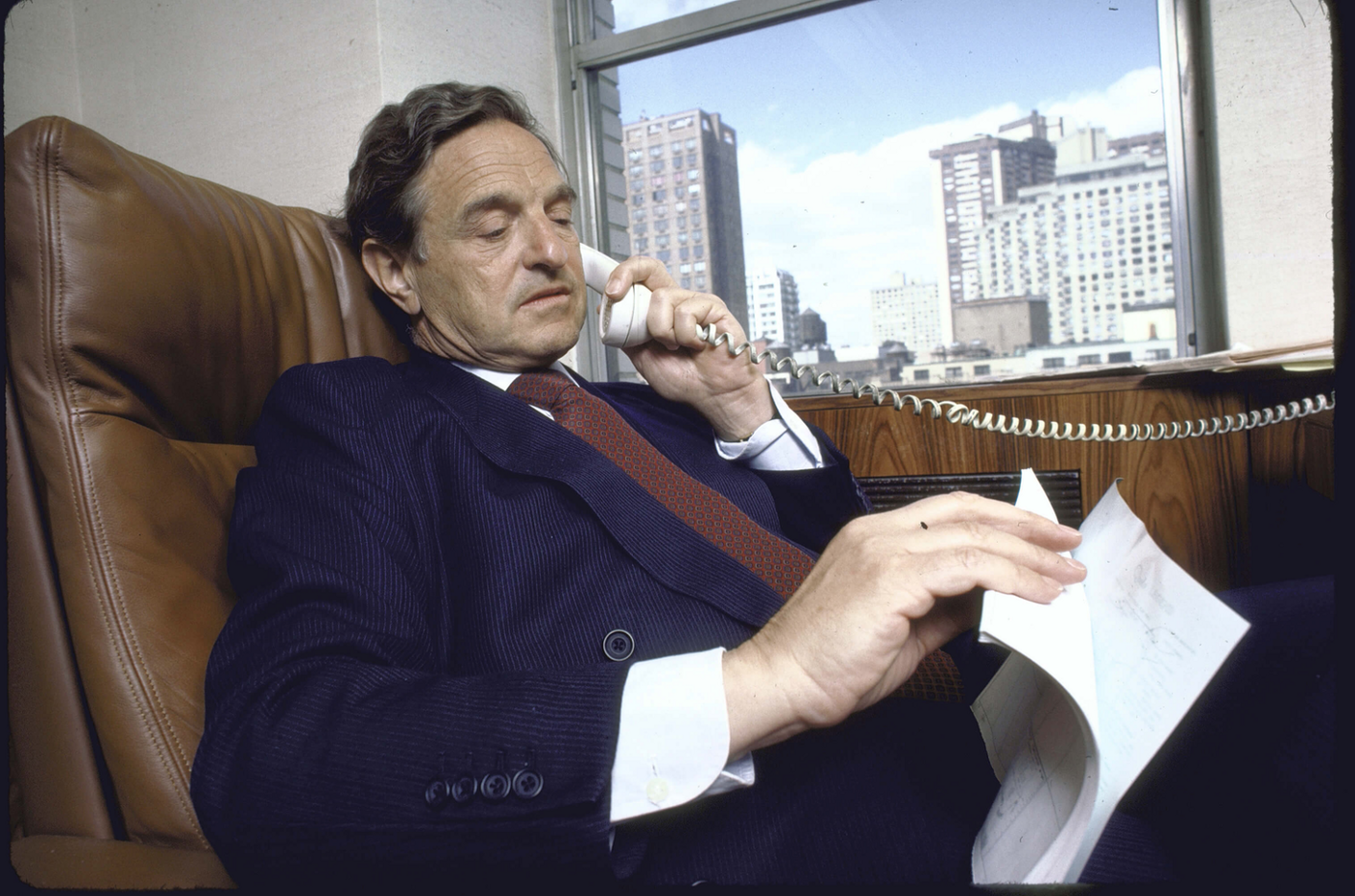 Nha dau tu ha guc ngan hang Trung uong Anh quoc hinh anh