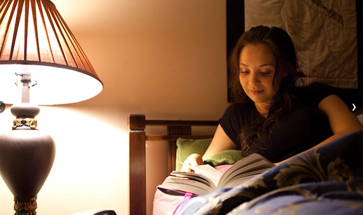 Loi ich cua viec doc sach truoc khi ngu hinh anh