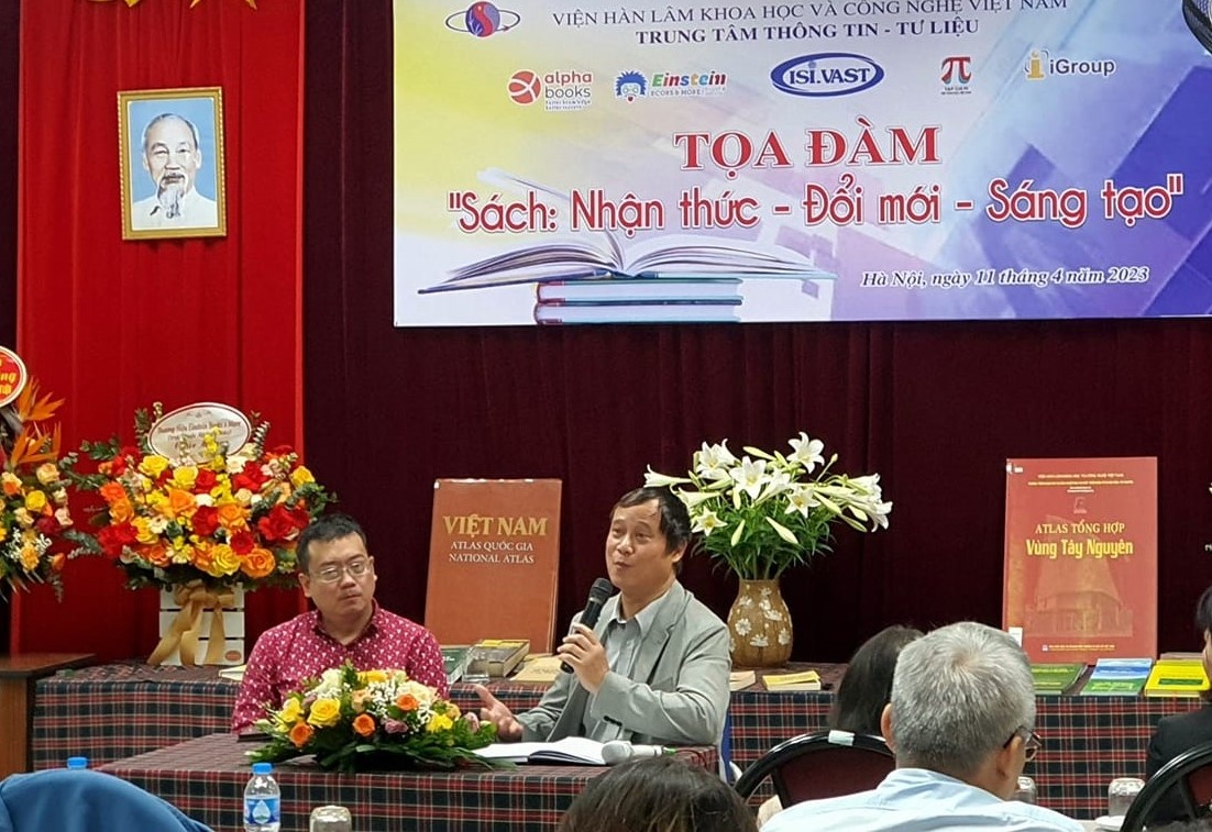 Trien lam - toa dam 'Sach: nhan thuc - doi moi va sang tao' hinh anh
