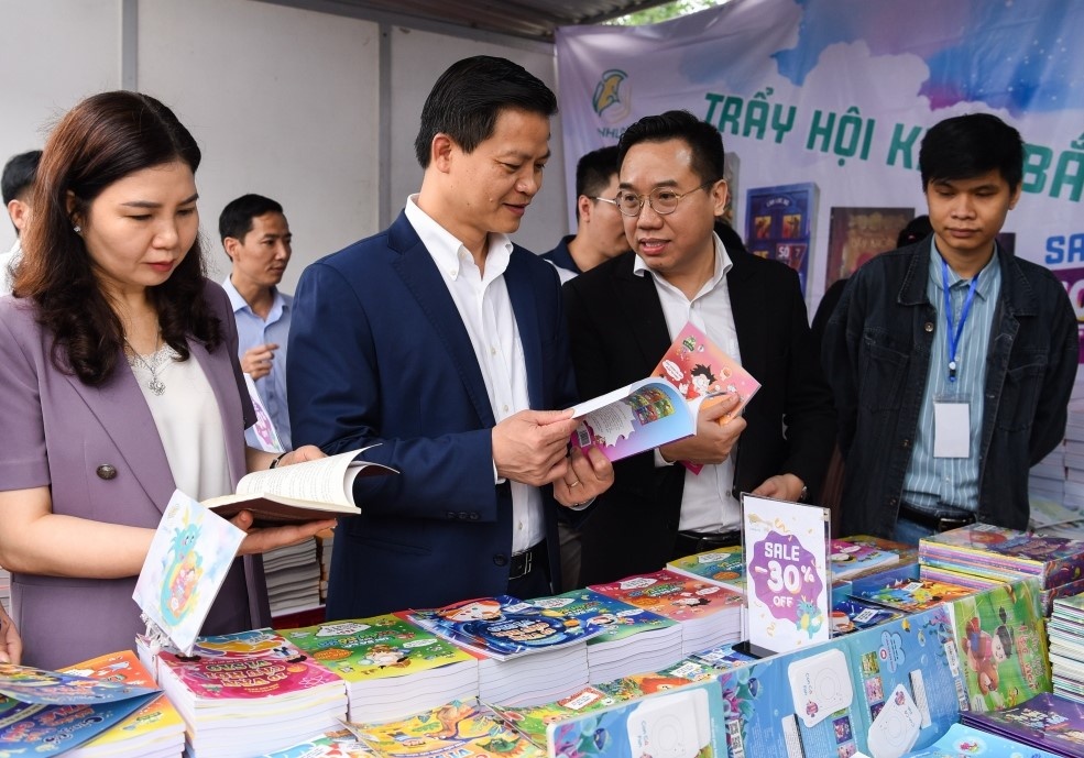 Trung bay hon 100.000 dau sach tai Ngay Sach va Van hoa doc o Bac Ninh hinh anh