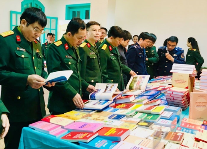 Nhung nguoi linh lam xuat ban hinh anh