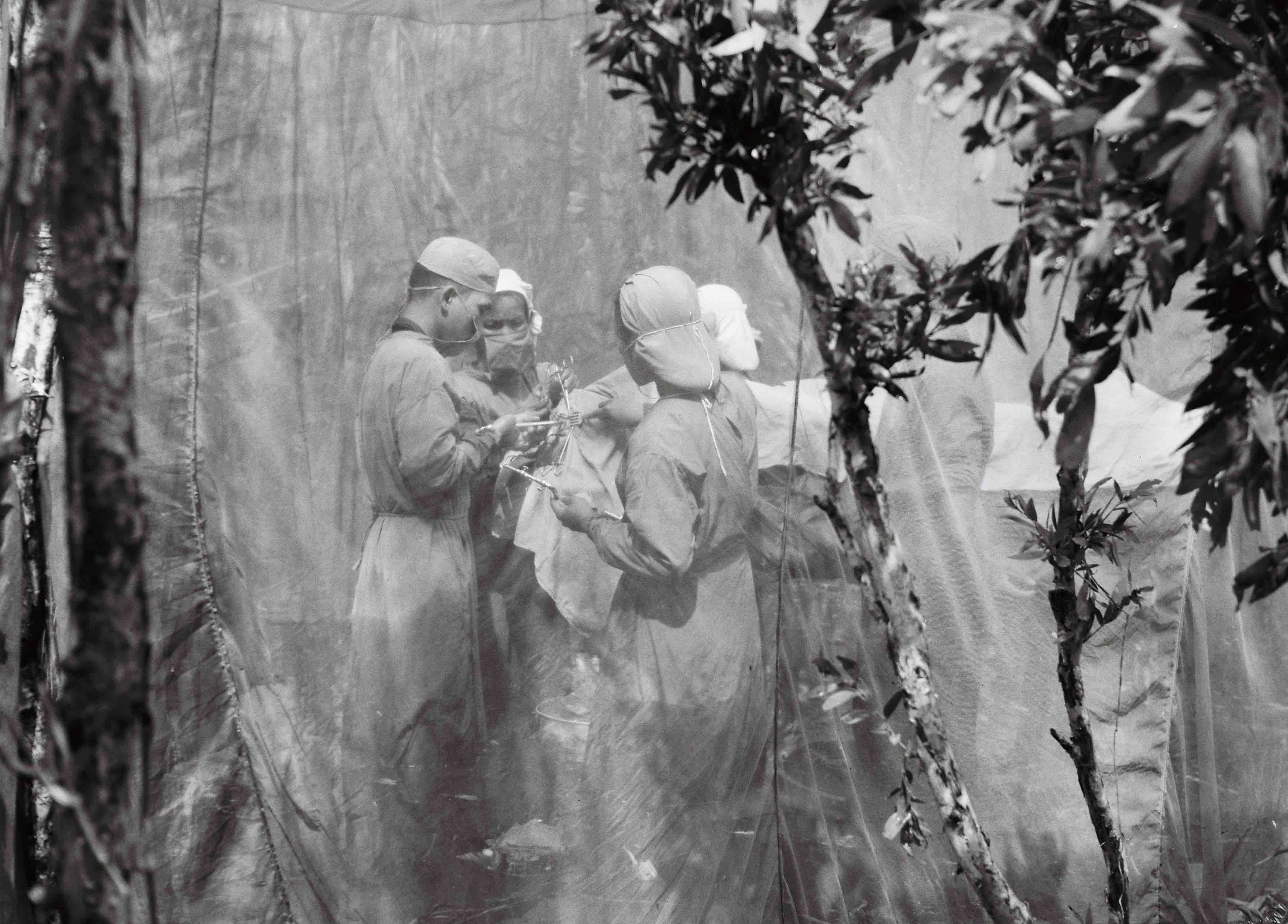 Chuyen it biet ve nhiem vu dac biet cua bac si quan y noi chien truong hinh anh