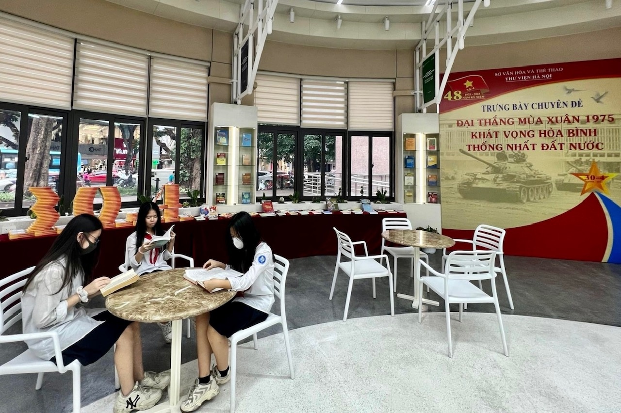 Trung bay sach ve Dai thang mua xuan 1975 hinh anh