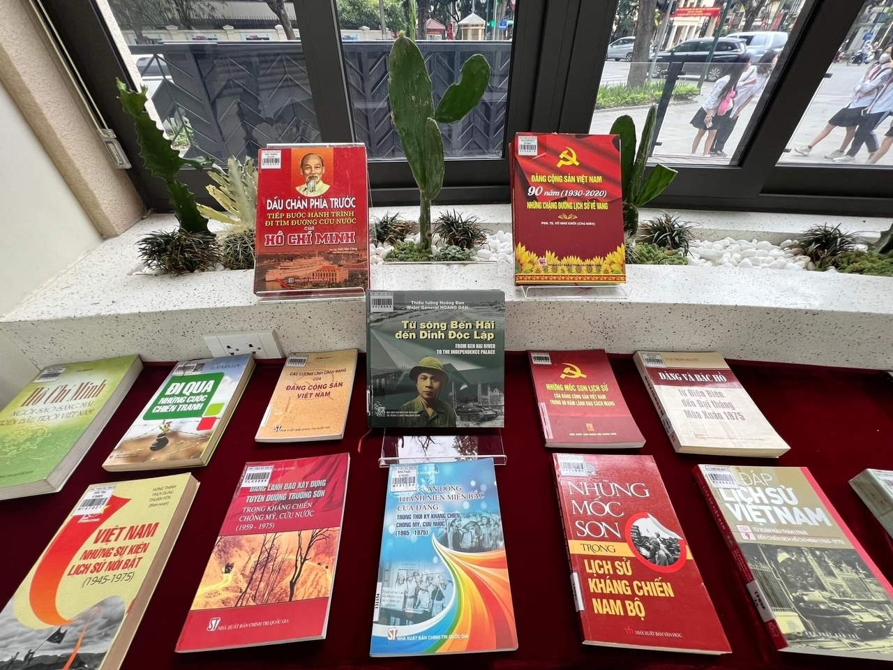 Trung bay sach anh 2