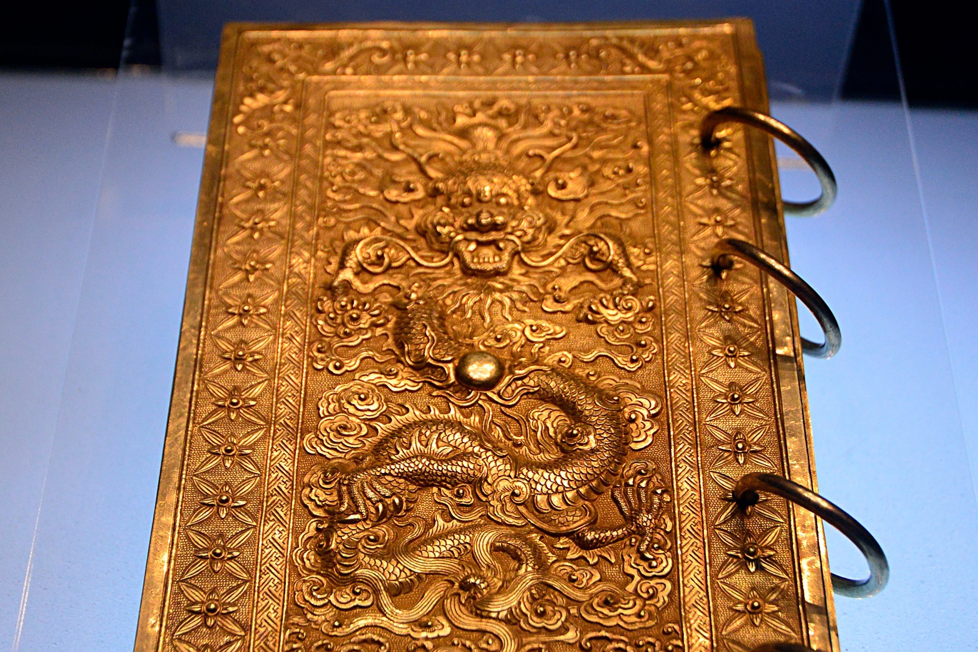 Vat pham dac biet trong dam cuoi hoang tu trieu Nguyen hinh anh