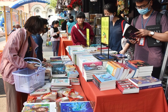 Mua sach va doc sach hinh anh