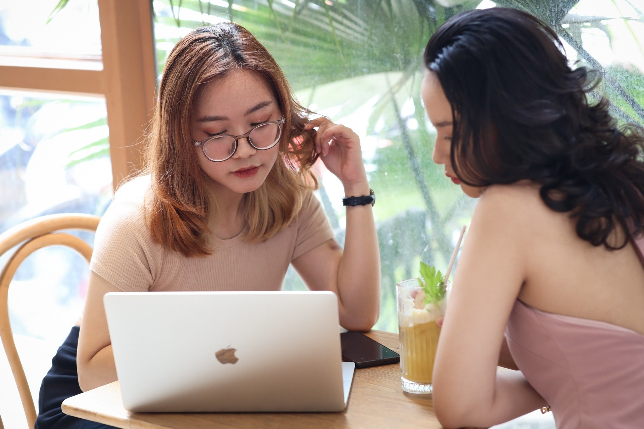 Khi lam viec, nhieu ban tre khong chiu lam 'chieu duoi' cho nguoi khac hinh anh