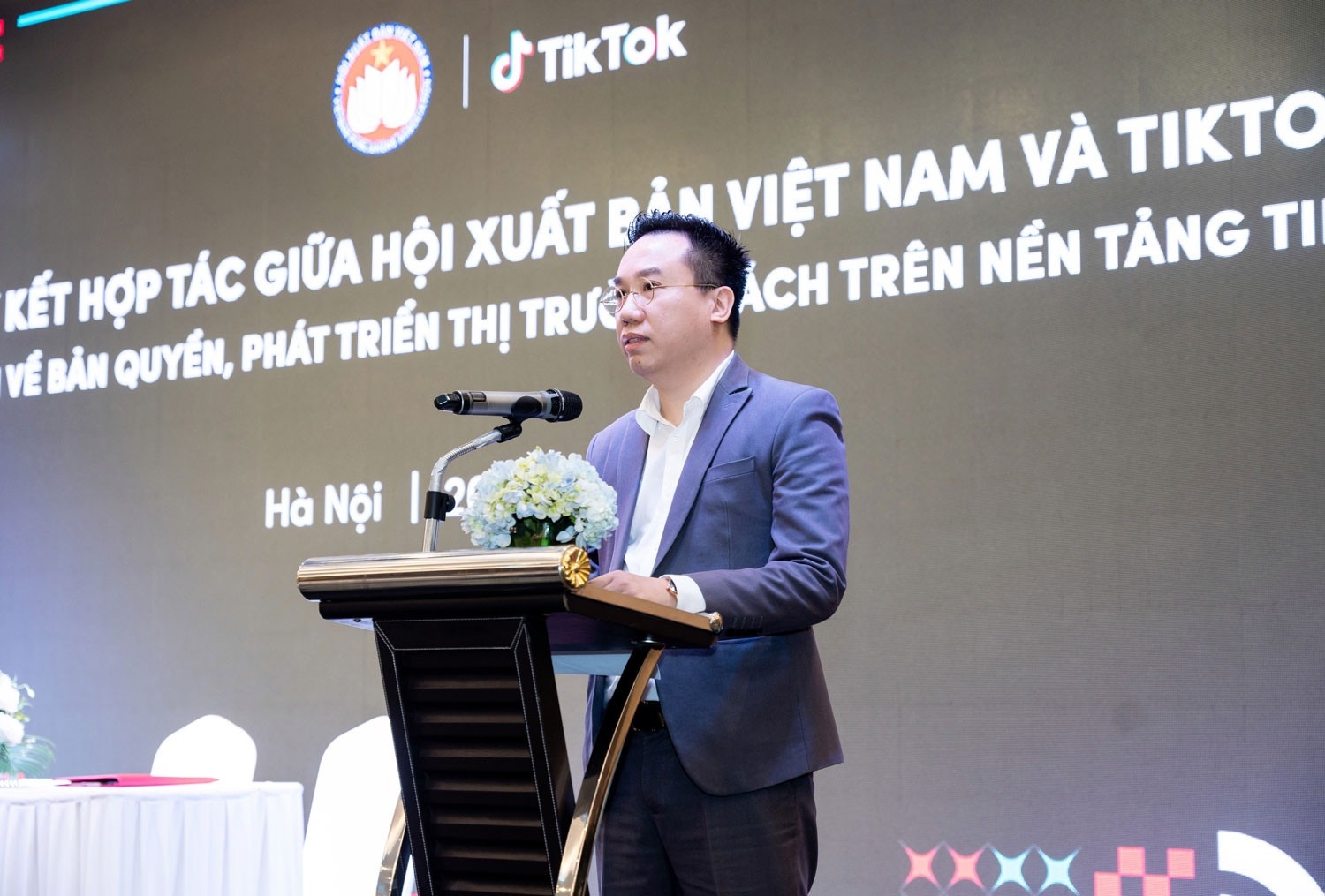 Thi truong sach,  BookTok,  Mang xa hoi anh 1