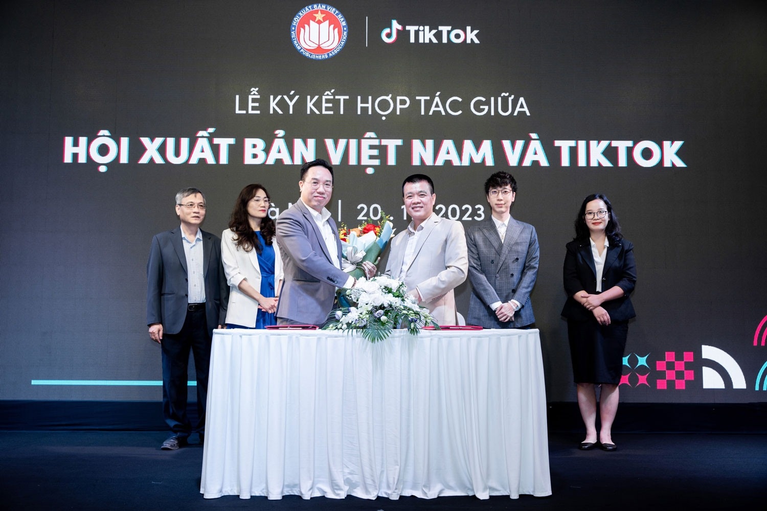 Thi truong sach,  BookTok,  Mang xa hoi anh 2