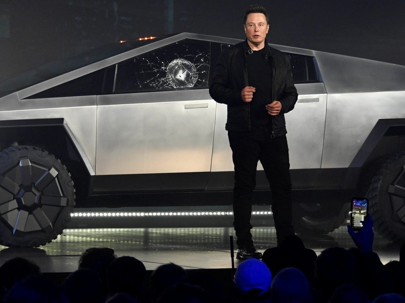 Y tuong ban dau cua Elon Musk ve chiec xe ban tai Cybertruck hinh anh