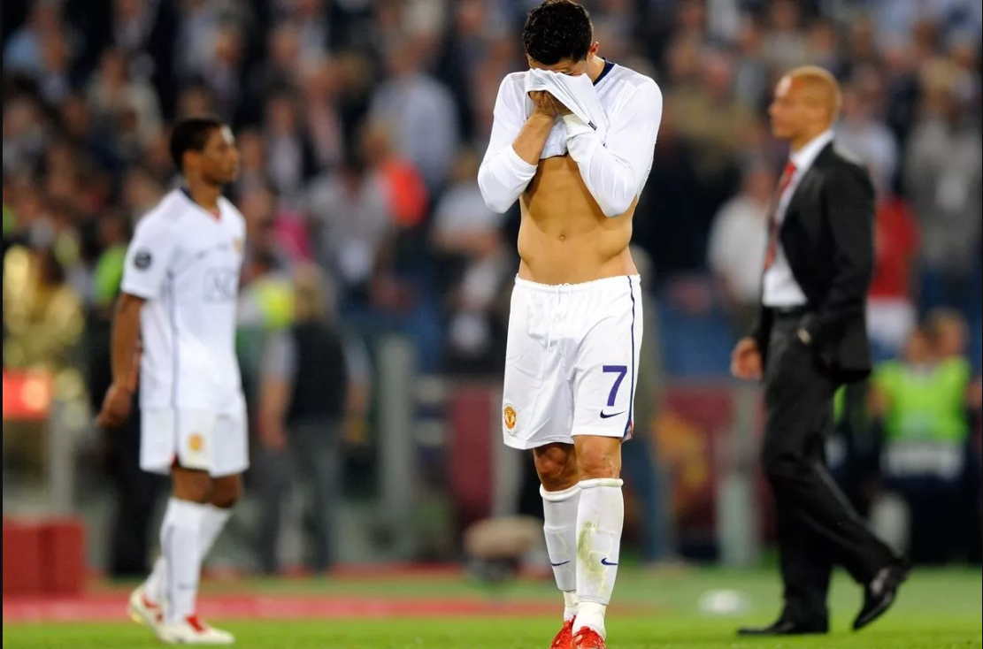 Lan dau tien Ronaldo thua nhan minh bi Messi danh bai hinh anh