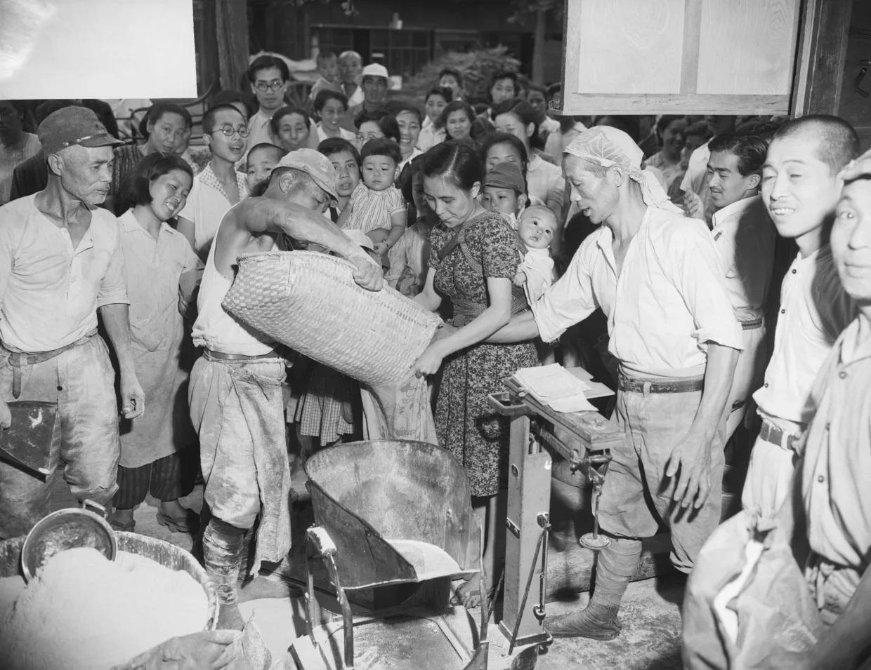 Nan doi toi te trong lich su Nhat Ban va su tai xuat cua ramen hinh anh