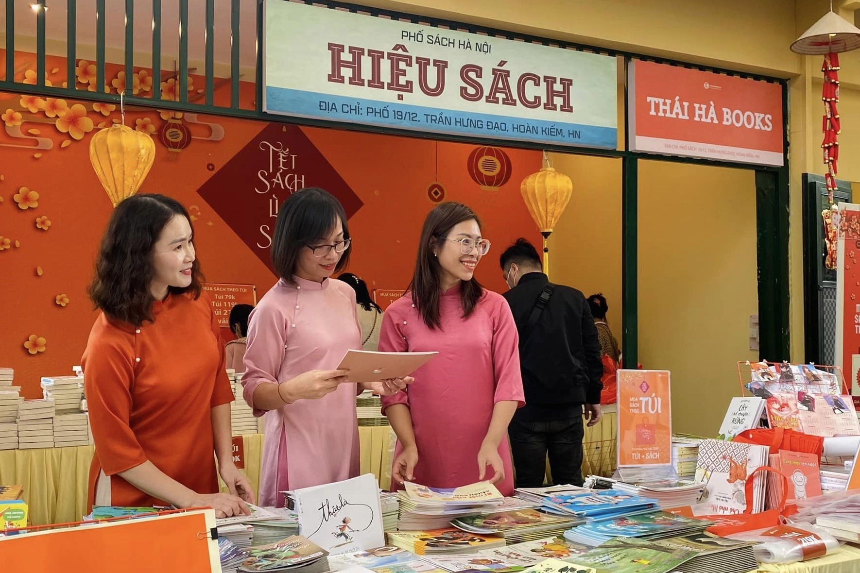 Phien cho Khuyen doc lan 5 co nhieu hoat dong tai Pho sach Ha Noi hinh anh