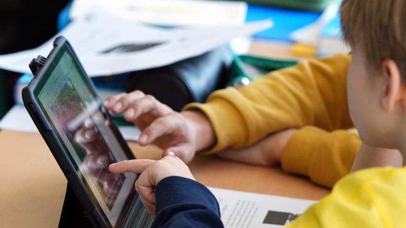 Huong dan tre tiep can AI hinh anh