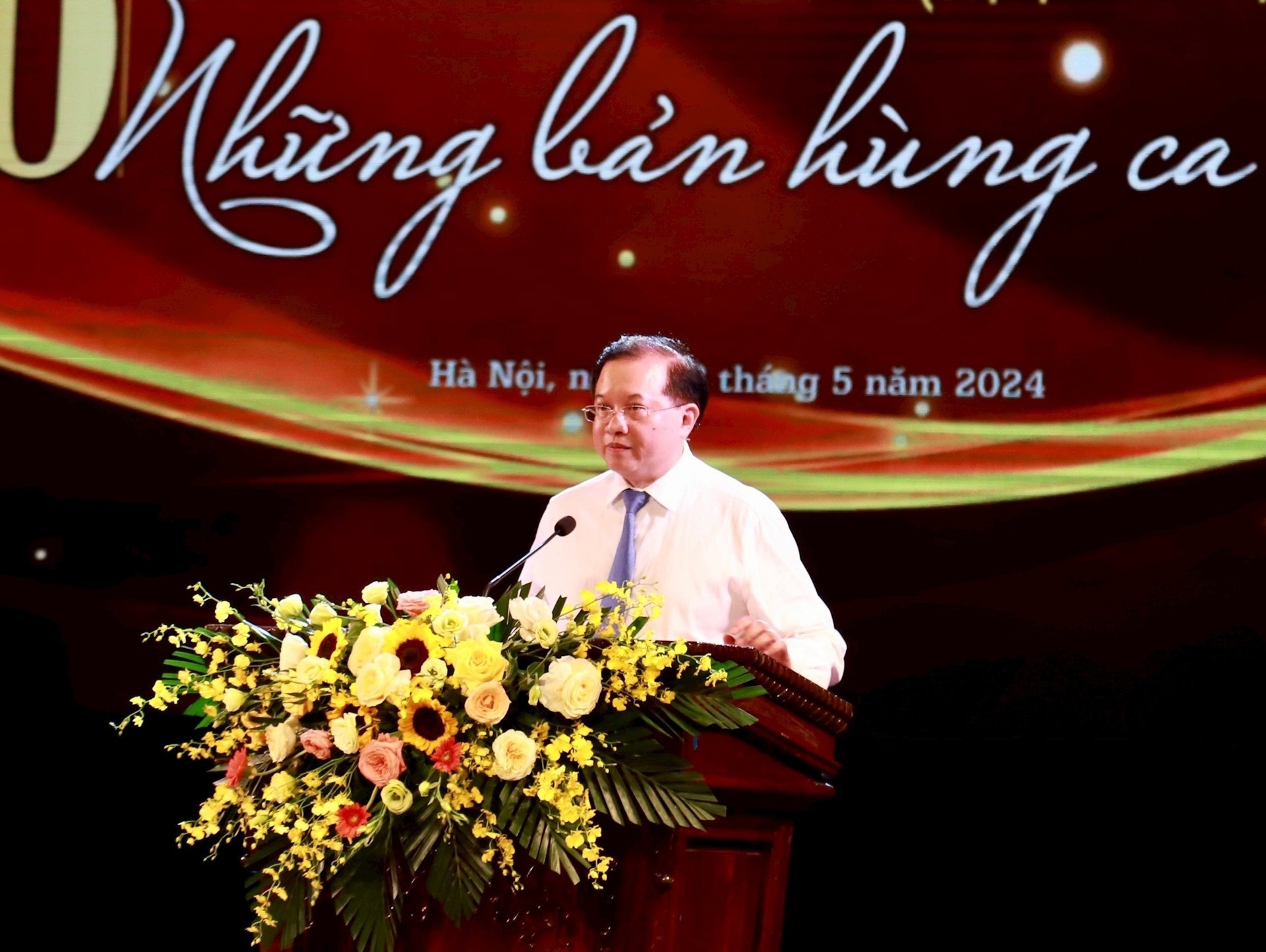 Tim nhung tac pham van hoc nghe thuat la 'Ban hung ca dat nuoc' hinh anh