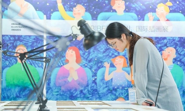 Doc qua thiet bi cong nghe tai Hoi sach Quoc te Bac Kinh 30 hinh anh